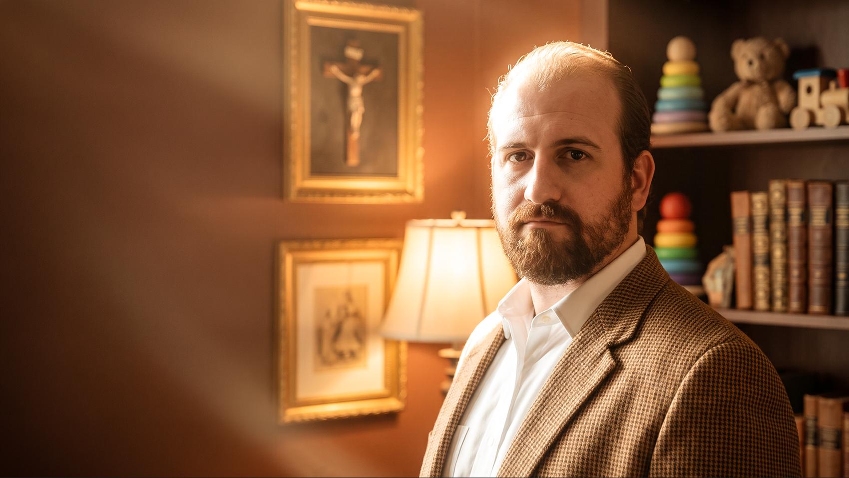 Arthur Schumann no consultório, entre livros e brinquedos de madeira